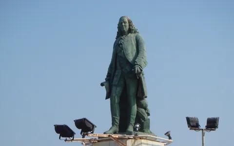 Marquis Dupleix statue