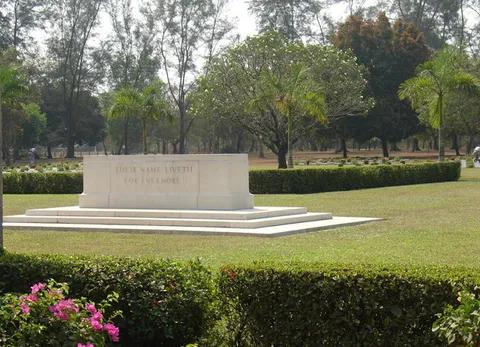 Thanbyuzayat World War II Cemetery(သုသာန်ပၞာန်)
